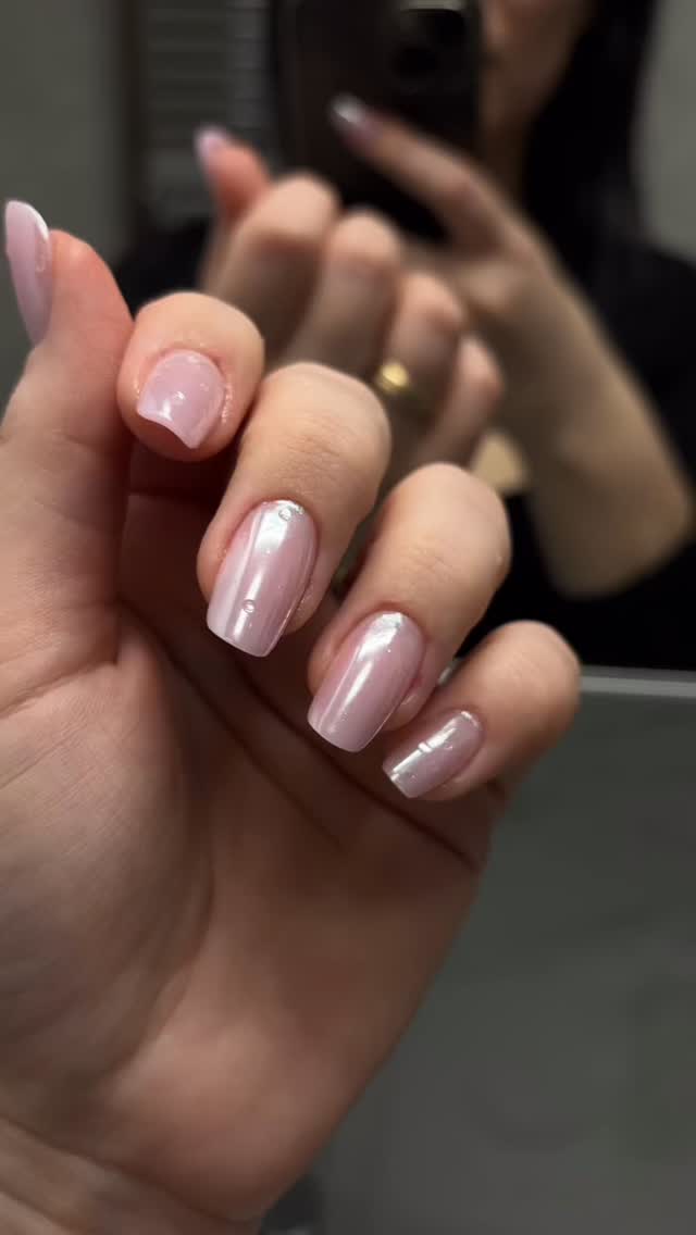 A quest’ora mi ritrovo a riflettere… 
Mi manca di più il rosa lattiginoso effetto perla sulle unghie 
o i miei capelli lunghi? 🤔😻 

📲3200454875 scrivimi in direct o su whatsapp per varie informazioni o fissare appuntamento 🤍