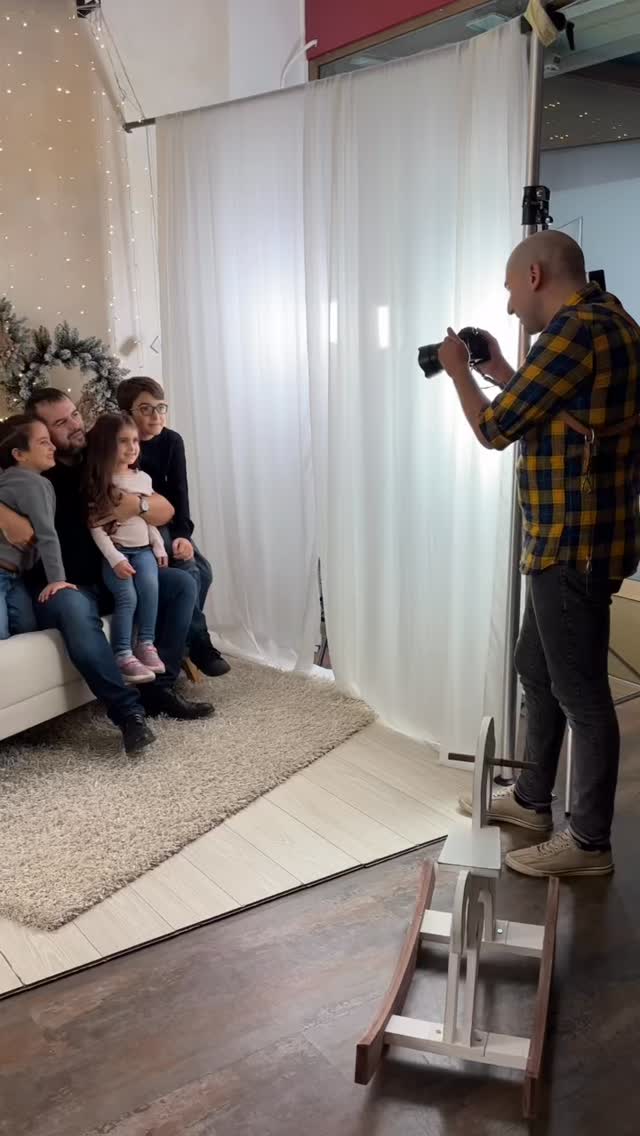 Marito e bimbi in posa ed è ufficialmente iniziato il mio periodo preferito dell’anno… ovunque iniziano a spuntare dettagli natalizi e il cuore si scalda sempre di più. 
I bambini? Ancora più entusiasti di me! Sarà il DNA… o forse sono io a trasmettergli tutta la magia che sento? ✨🎄

@artephotosessions il top 🤍

#natale #famigla #family #kids #hubby #love #winter #autumn #christmas #christmasiscoming🎄 #seveso #monza #milano #felicita #amori