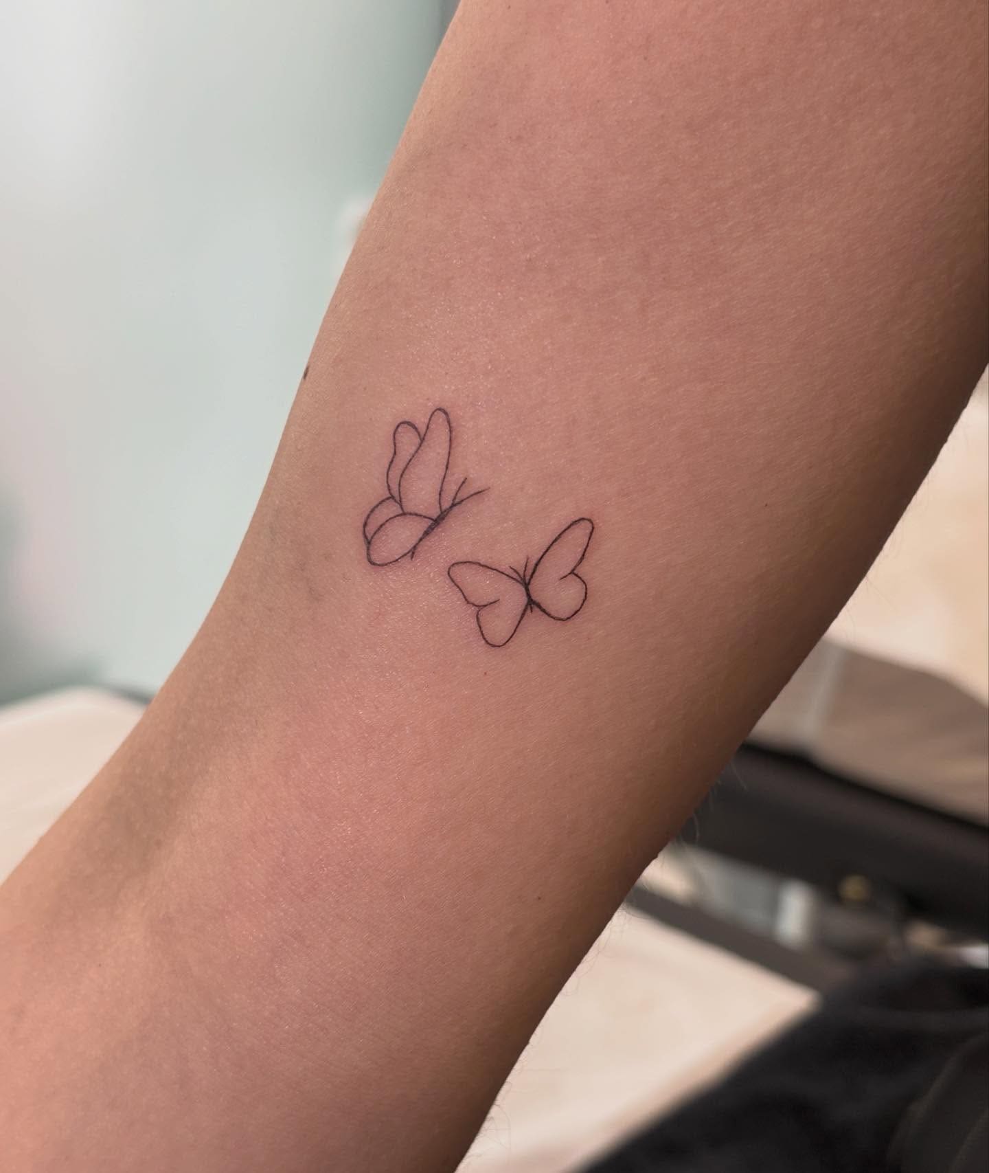 💬 Le farfalle portano con sé un significato profondo: trasformazione, rinascita, libertà e leggerezza. Un simbolo dolce e potente allo stesso tempo, perfetto per raccontare un cambiamento o una fase nuova della propria vita 🦋

Per info, consulenze e prenotazioni scrivici in DM o su WhatsApp al 3200454875 💌

#tattooseveso #piercingseveso #tattoofineline #finelineseveso #cigliaseveso