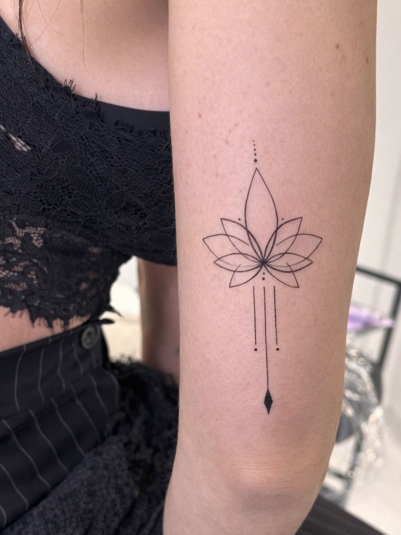 Il tatuaggio del fiore di loto simboleggia rinascita, purezza e risveglio spirituale, rappresentando la capacità di emergere incontaminati dal “fango” della vita. Popolare tra le donne per la sua delicatezza!🧘🏻‍♀️🪷

Per info, consulenze e prenotazioni scrivici in DM o su WhatsApp al 3200454875 💌

#tattooseveso #piercingseveso #tattoofineline #finelineseveso #lotustattoo