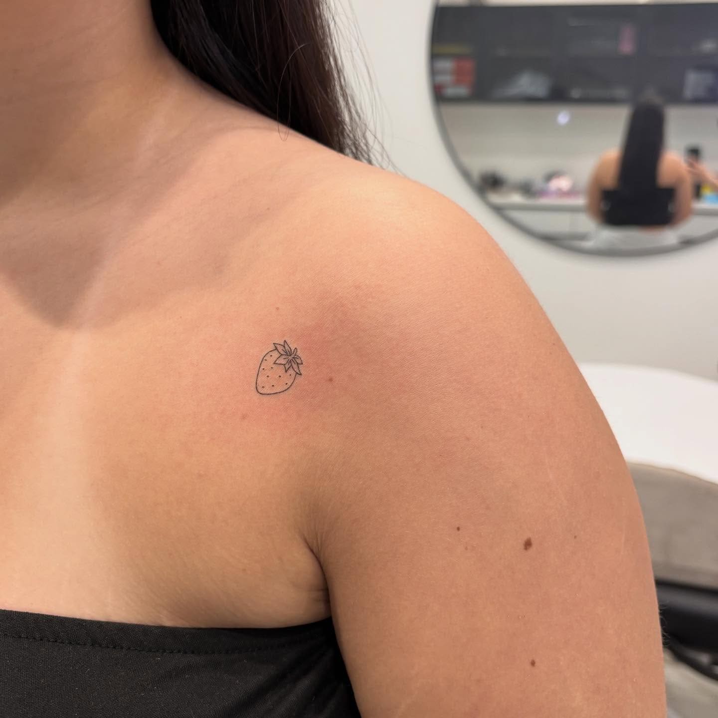 🍓 
Per info, consulenze e prenotazioni scrivici in DM o su WhatsApp al 3200454875 💌

#tattooseveso #piercingseveso #tattoofineline #finelineseveso #cigliaseveso