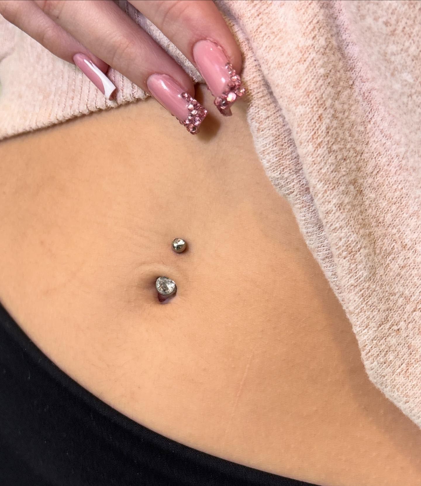 Cambio navel con gioiello in titanio (niente ossidazione e allergie!!!) con brillantino ad entrambi le palline ✨

Per info, consulenze e prenotazioni scrivici in DM o su WhatsApp al 3200454875 💌

#microblading #ciglia #unghie #laminazione #tatuaggio