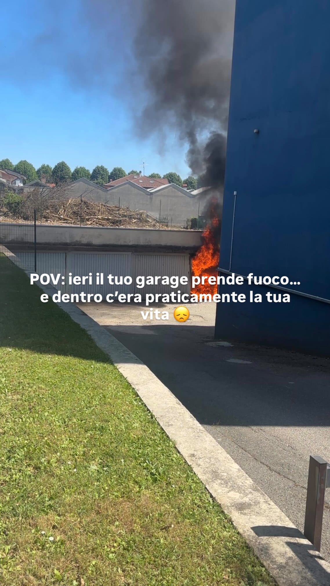 Universo: devi lasciare andare le cose materiali
Io: sì sì certo, con calma… 😒

Dopo l’alluvione di settembre, ora ad aprile l’incendio.
A un certo punto, dal nostro balcone, mentre mangiavo con i miei figli, vediamo uscire fumo nero dal garage… panico totale!!

L’unica cosa che potevo fare era mettere al sicuro i bambini.
Per il resto, sono intervenuti i nostri angeli: i vicini, arrivati subito ad aiutarci con tutto quello che potevano.
Ultimissimissimissimi ma non per importanza, sono arrivati i vigili del fuoco, i carabinieri e l’ambulanza…

Le nostre bici
Ricordi dei bimbi
Vestitini da neonati
Tutte quelle cose “le tengo perché hanno valore”
…tutto andato.

Io, che ero emotivamente legata anche (o soprattutto) ai body taglia 0 mesi 😞

Fa male, tanto.
Ma siamo qui. Stiamo bene noi e stanno bene anche i nostri vicini (che sono stati davvero fondamentali).
E alla fine è questo che conta davvero!!!!

Grazie di cuore a chi si è fermato anche solo per chiederci come stavamo o se avevamo bisogno.
In quei momenti, la gentilezza si sente fortissimo… e arriva tutta!!

Per gli altri, invece… diciamo solo che ciò che va, torna…

Marketa 🤍

#salvi #fortuna #seveso #incendio #noncivoleva