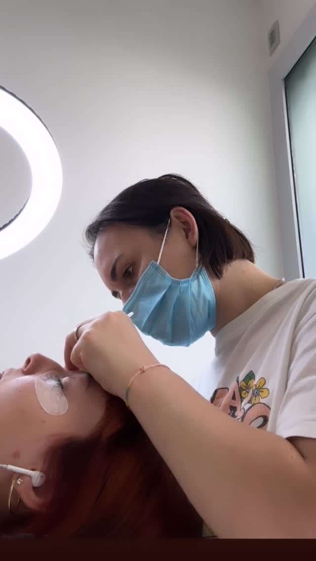 Un gesto semplice, sempre uguale, quasi ipnotico: prelevo l’extension, la immergo nella colla e la posiziono su ogni ciglia naturale.

E lo ripeto almeno 200 volte per ogni cliente.

Dietro uno sguardo perfetto non c’è mai un solo movimento… ma precisione, pazienza e tanta tecnica!!!! 

📍Seveso (MB), Corso Federico Borromeo 28

Per info, consulenze e prenotazioni scrivici in DM o su WhatsApp al 3200454875 💌

#extensionciglia #cigliafinte #seveso #cigliaseveso #cigliamonzabrianza