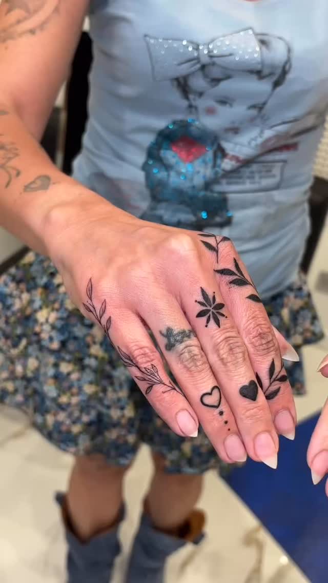 Piccoli dettagli, grande carattere 🌿
tatuaggi foliage sulle dita per chi ama portare la natura sempre con sé ❗️

📍Seveso (MB), Corso Federico Borromeo 28

Per info, consulenze e prenotazioni scrivici in DM o su WhatsApp al 3200454875 💌

#tattooseveso #finelinemonza #finelinemonzabrianza #tattoomonzabrianza #finelinemilano
