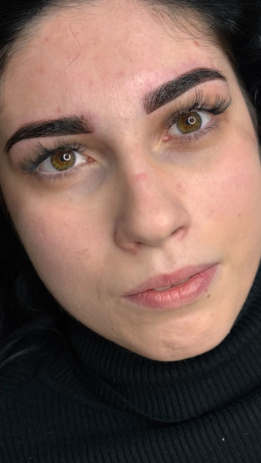 Su questa cliente ho eseguito un trattamento di dermopigmentazione sopracciglia tecnica sfumatura, perfetto per dare struttura e pienezza all’arcata.
Subito dopo la prima seduta il colore appare più carico, ma è del tutto normale.
Durante il processo di guarigione (circa 30 giorni) il pigmento si stabilizza e il risultato diventa più morbido e naturale ✨
