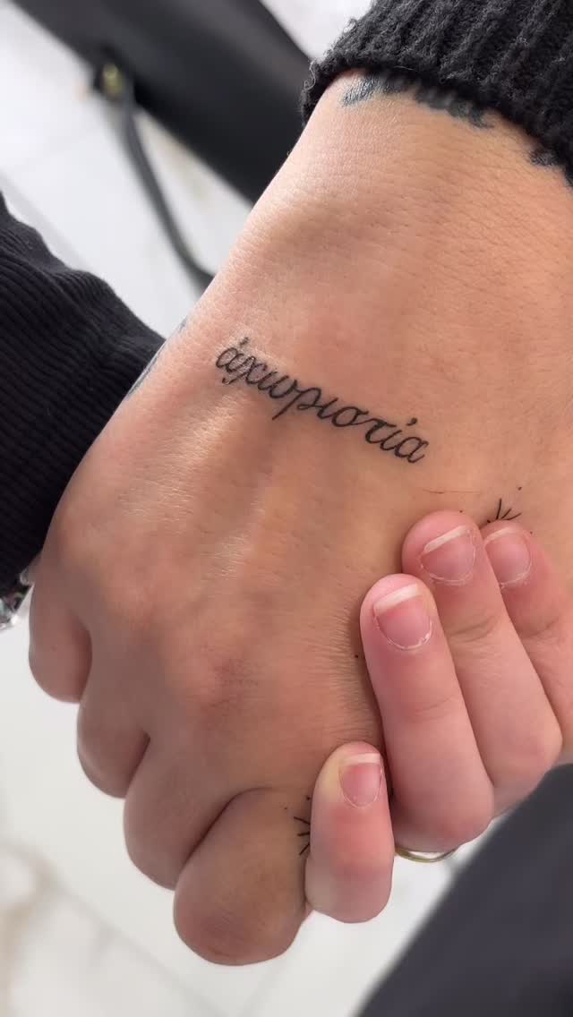 ‘αχωριστία [greco, achoristia]
•	α- = “senza”
• χωρισμός = “separazione” 
indica un legame così forte da essere oltre la distanza, il tempo e le difficoltà — perfetto per rappresentare il rapporto mamma–figlia

📍Seveso (MB), Corso Federico Borromeo 28

Per info, consulenze e prenotazioni scrivici in DM o su WhatsApp al 3200454875 💌

#tattuaggio #mammaefigli #mamma #momtattoo #piercingpromo