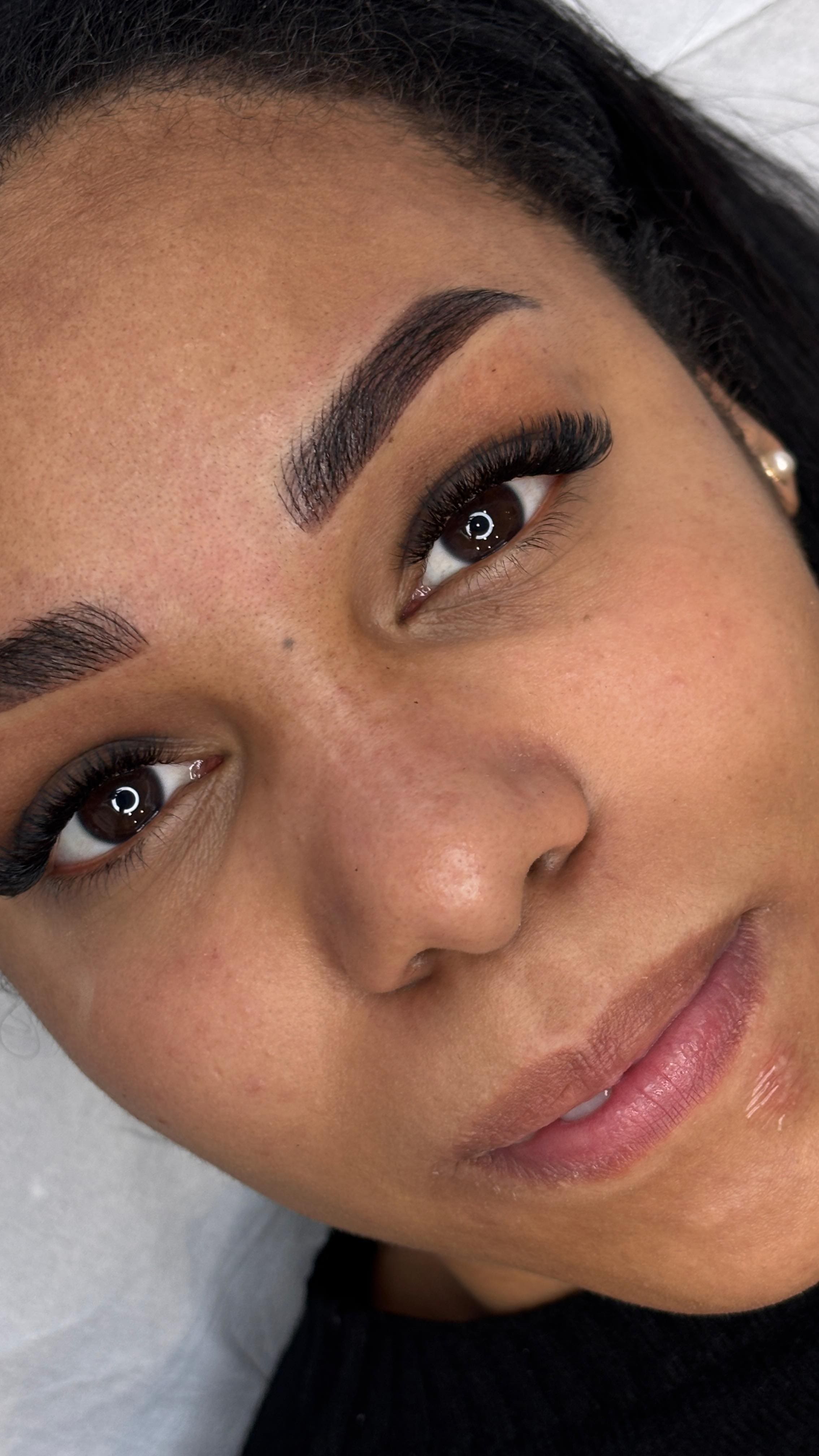 Prima e dopo che parlano da soli! 
Tecnica combo su pelle medioscura per definire e valorizzare lo sguardo, rispettando tratti e colore naturale. 
Amo questi risultati! ✨

Per info, consulenze e prenotazioni scrivici in DM o su WhatsApp al 3200454875 💌

#microblading #ciglia #unghie #laminazione #tatuaggio