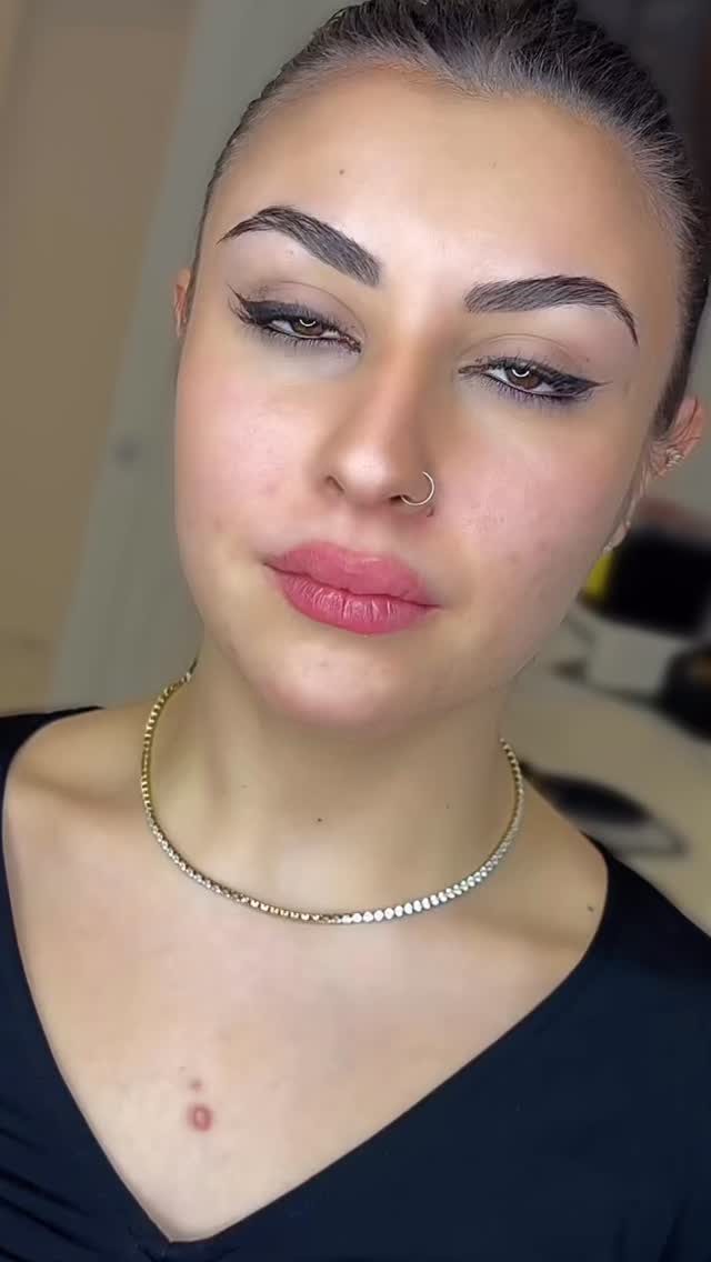 C’è chi cambia, e chi semplicemente valorizza ciò che ha già ✨

Su una cliente così giovane abbiamo scelto una pigmentazione labbra tecnica soft:
colore leggerissimo, effetto fresco, come labbra naturalmente più sane e luminose.

Niente eccessi, niente stacchi netti.
Solo un refresh delicato che si nota… senza farsi notare.

Per chi ama sentirsi curata, ma sempre se stessa 💫

📍Seveso (MB), Corso Federico Borromeo 28

Per info, consulenze e prenotazioni scrivici in DM o su WhatsApp al 3200454875 💌

#pigmentazionelabbra #labbratatuate #labbra #seveso #monzabrianza