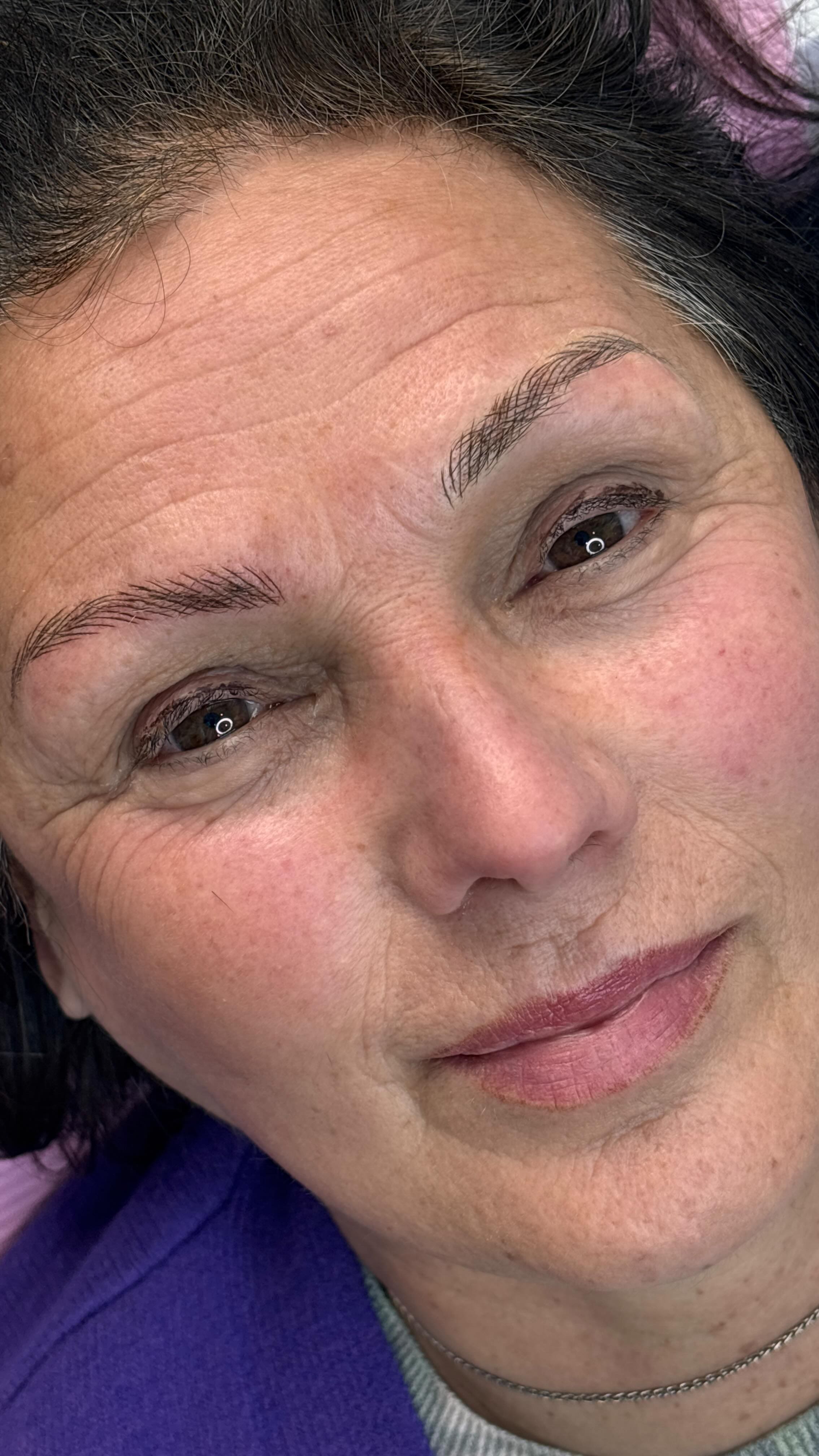 Eleganza, naturalezza, rispetto dei lineamenti ✨

Su una pelle più matura non si tratta di “riempire”, ma di valorizzare con delicatezza.
In questo caso siamo partiti da sopracciglia con pochissimi peli: abbiamo ricreato un effetto ultra naturale, disegnando pochi tratti, ben distanziati, per non appesantire e mantenere armonia con il viso.

Il risultato? Sopracciglia leggere, realistiche e perfettamente in linea con la sua età 🌹

📍Corso Federico Borromeo 28, Seveso (MB)
3200454875 scriveteci su whatsapp oppure in direct per eventuali necessità di informazioni ✨

#microblading #sopracciglianaturali #pmuitalia #bellezzaconsapevole esteticamilano #microbladingitalia